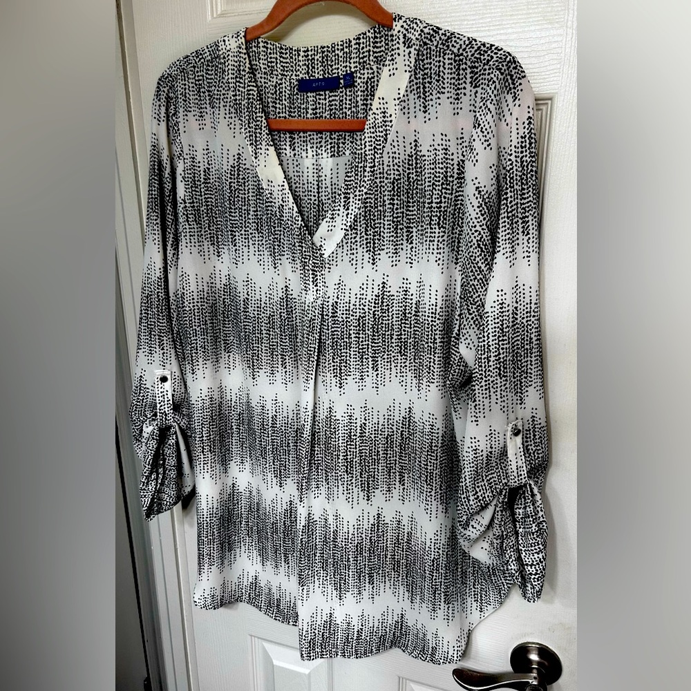 Apt.9 size XL 3/4 sleeve white top v-neck with black dots.